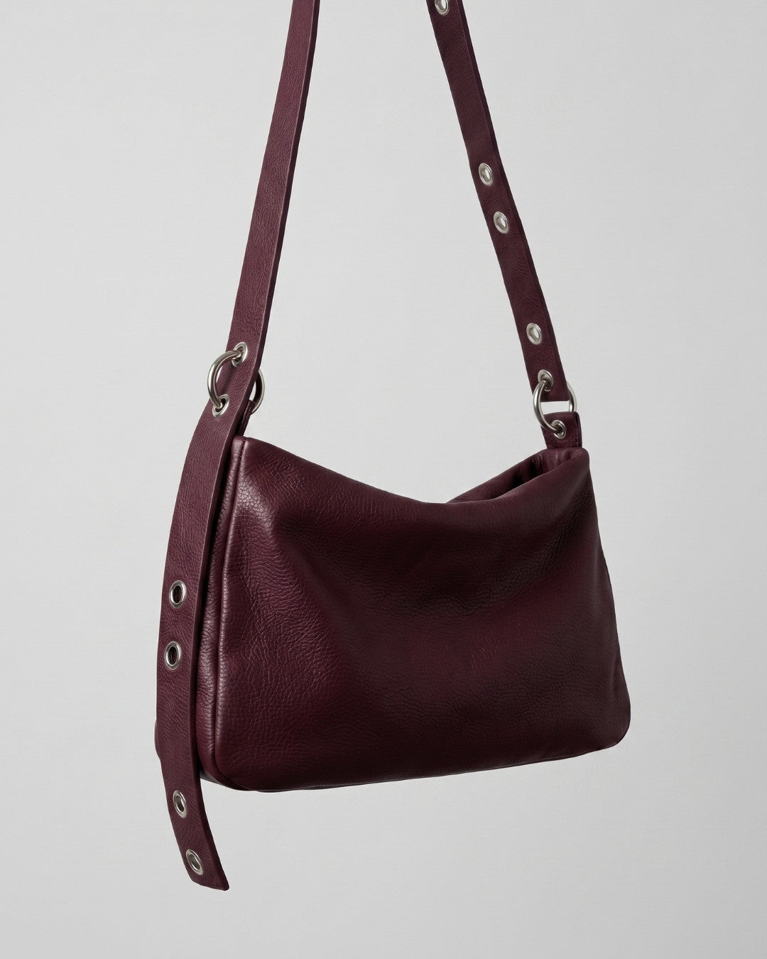Loli - Medium leather handbag with strap and multiposition carabiners