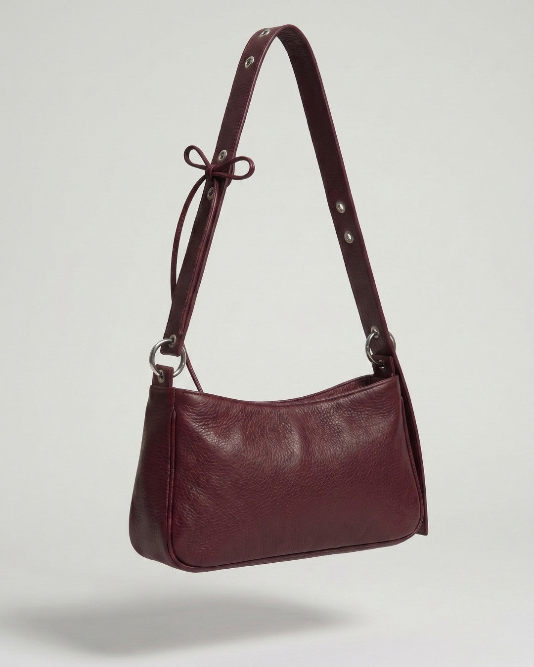 Loli - Medium leather handbag with strap and multiposition carabiners