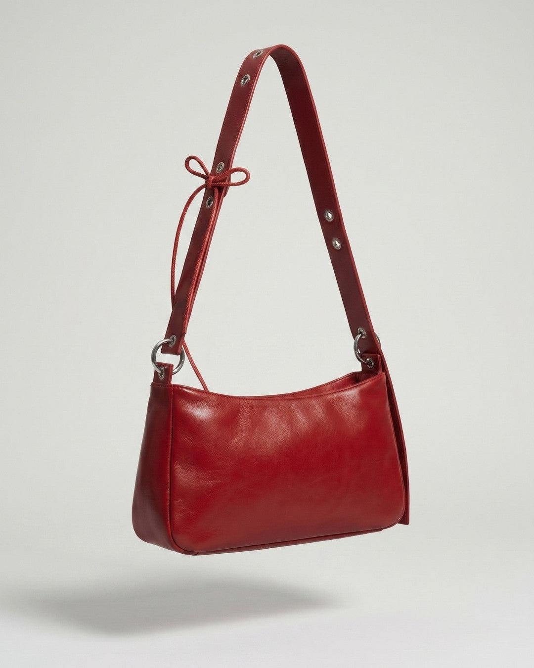 Loli - Medium leather handbag with strap and multiposition carabiners