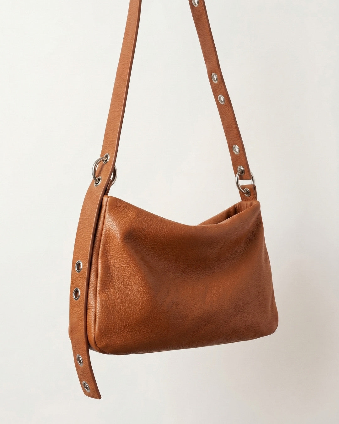 Loli - Medium leather handbag with strap and multiposition carabiners