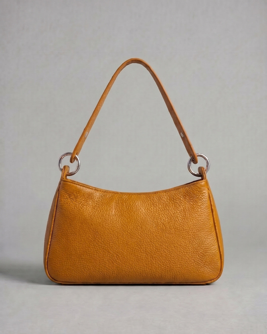 Loli - Medium leather handbag with strap and multiposition carabiners