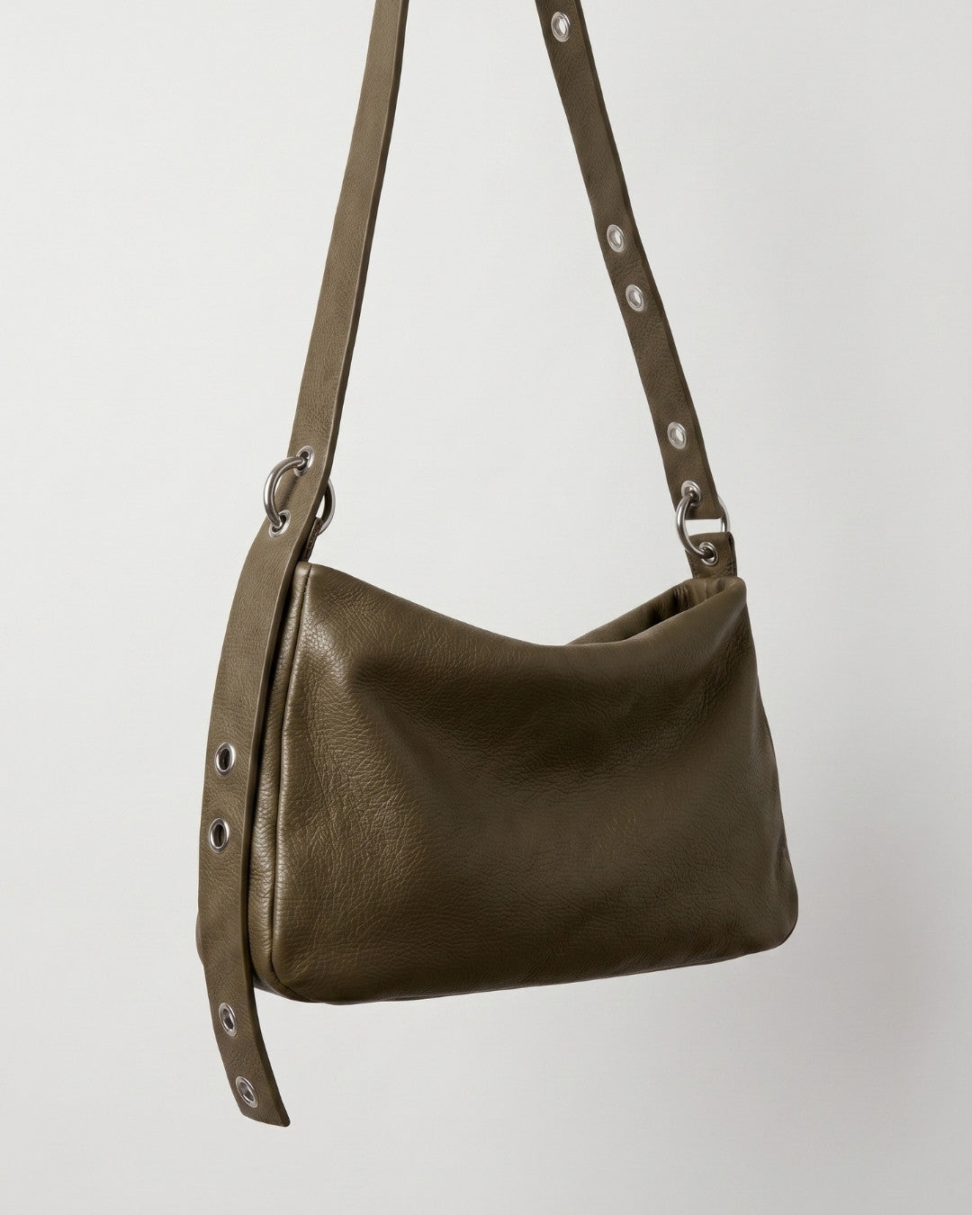 Loli - Medium leather handbag with strap and multiposition carabiners