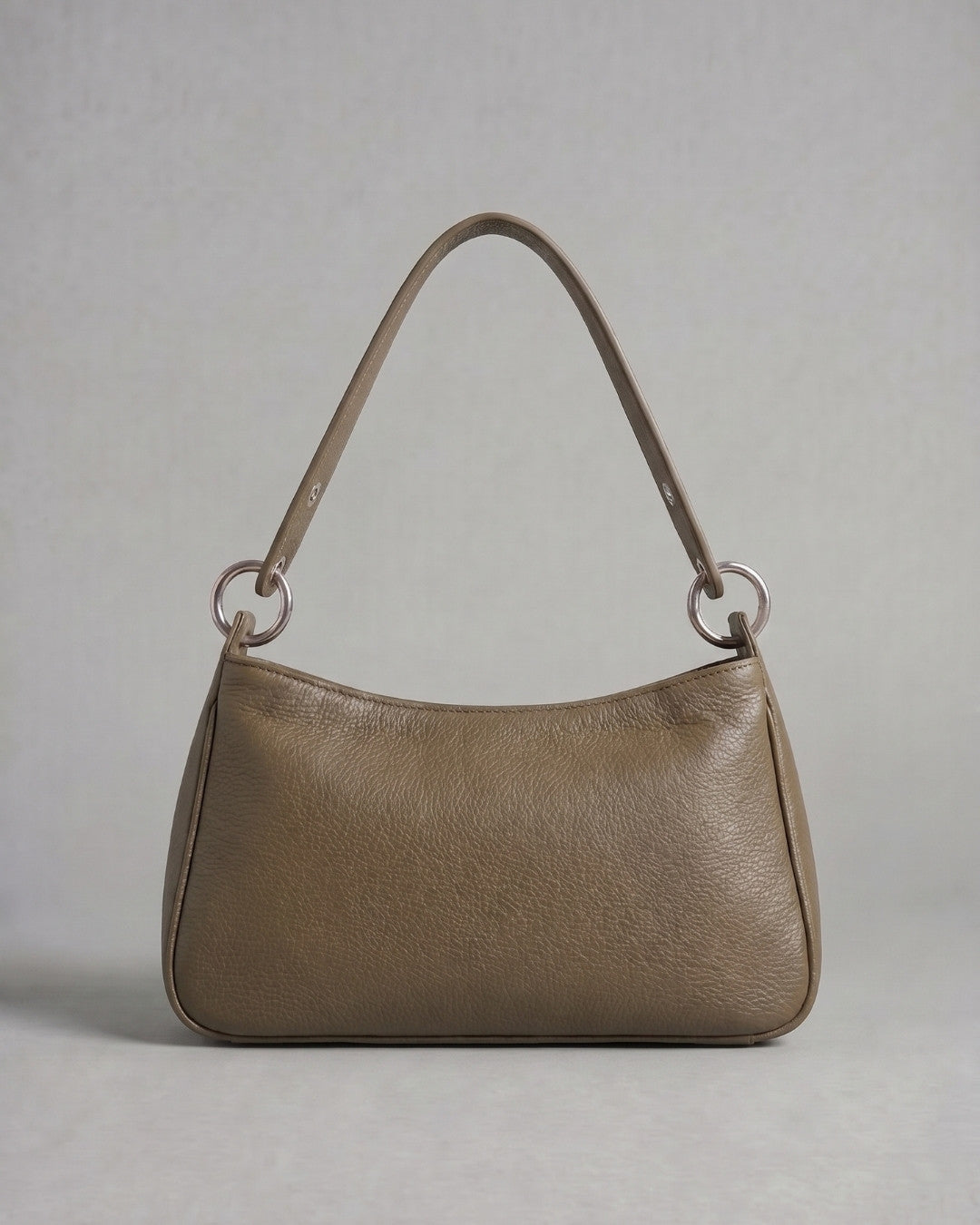 Loli - Medium leather handbag with strap and multiposition carabiners
