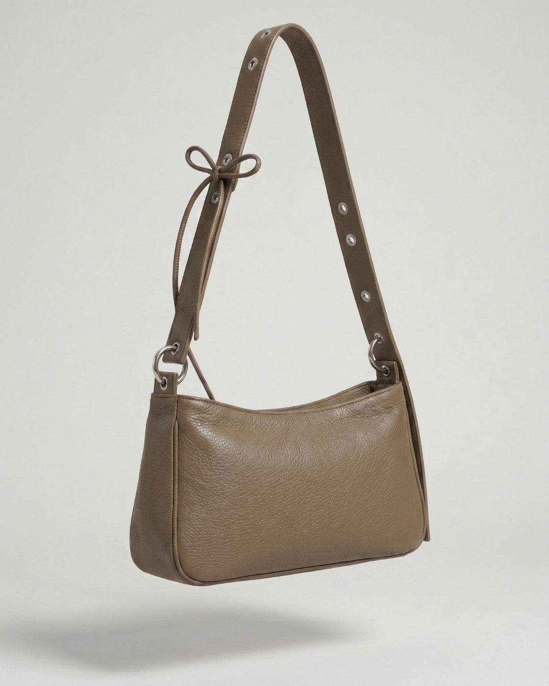 Loli - Medium leather handbag with strap and multiposition carabiners