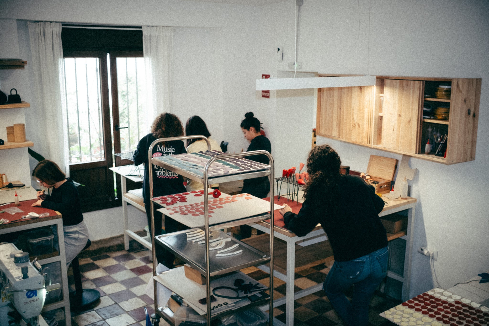 El equipo de mujeres de Labienhecha trabajando en el taller