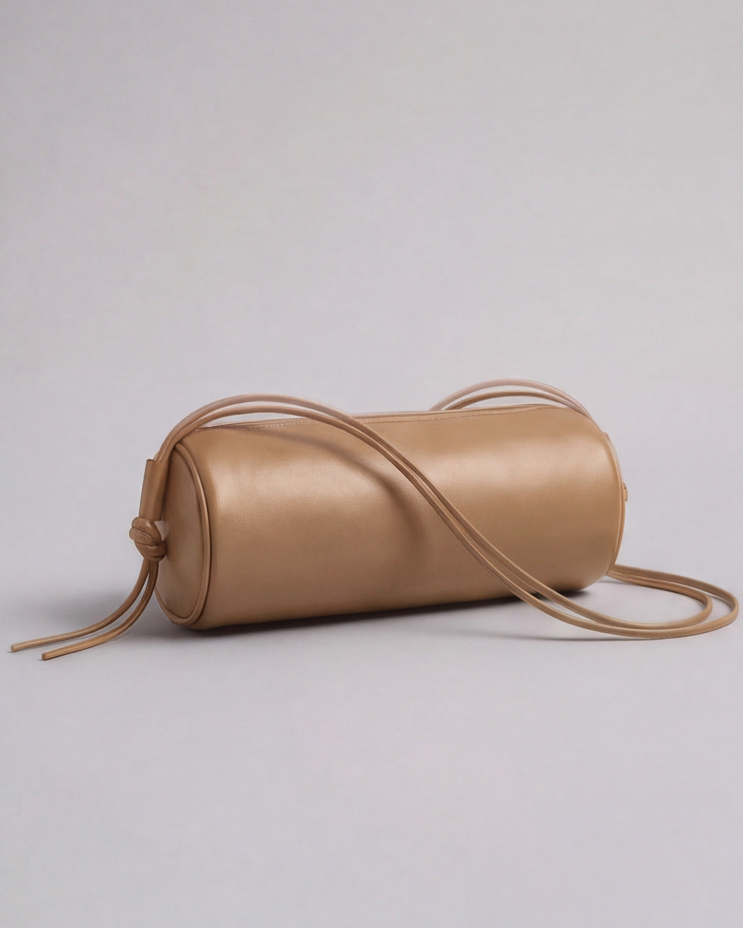 Bolso tubular ALMA La Grande en piel arena oscuro — Labienhecha