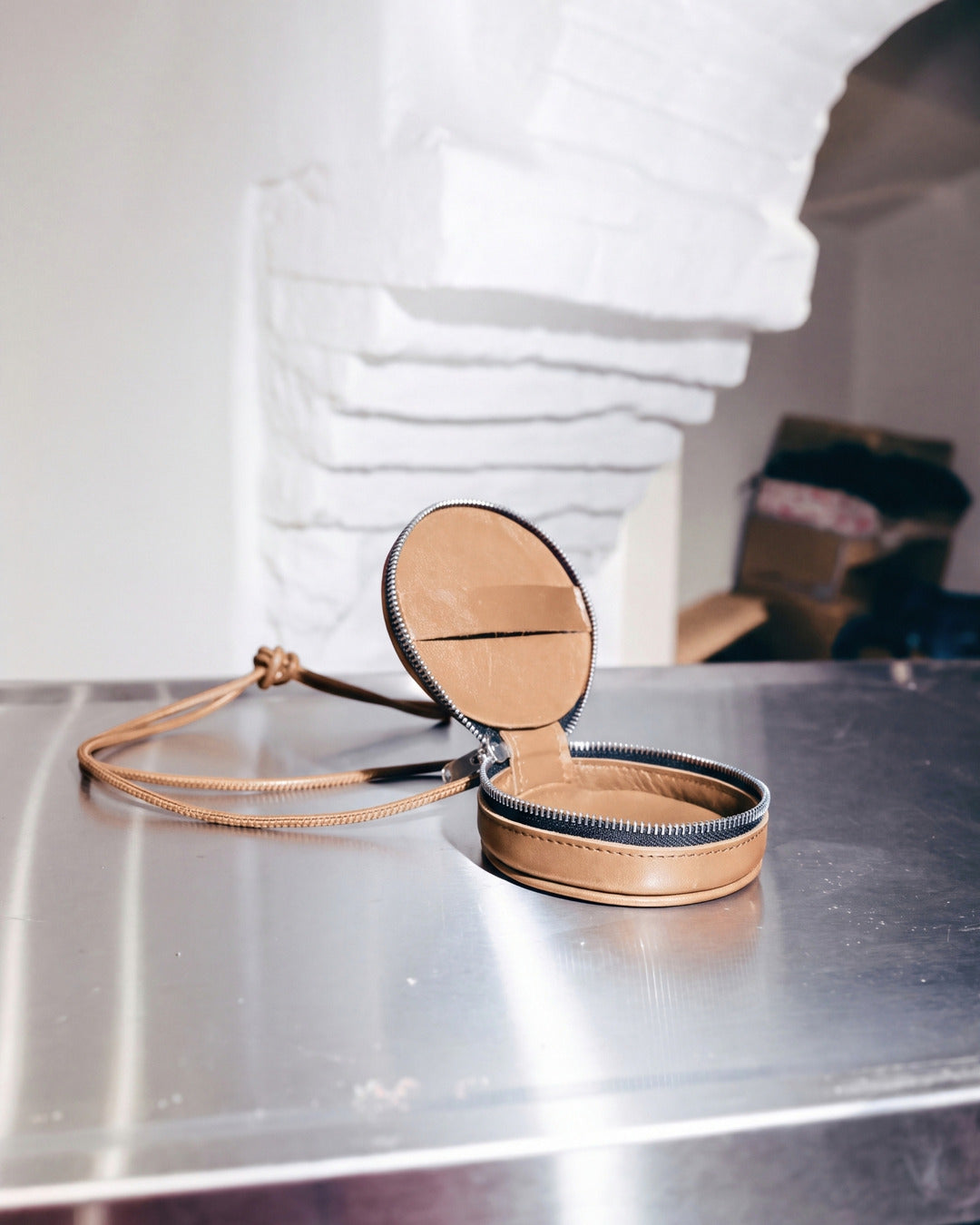 ALMITA · Accesorio en piel Arena Oscuro Hidro · Labienhecha