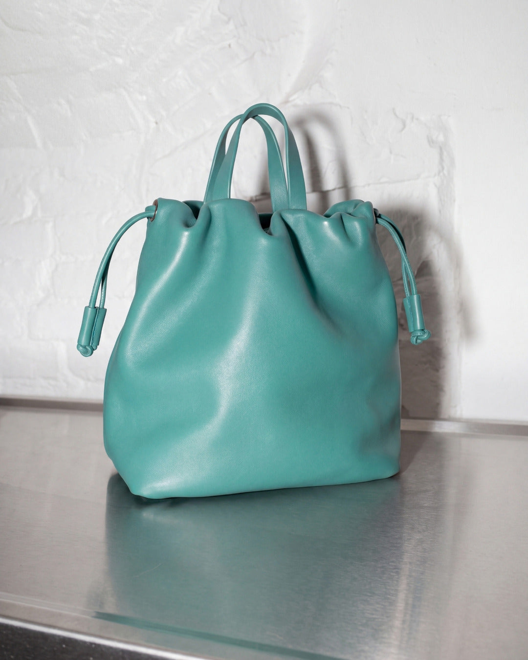 ÁNGELA · Bolso bombonera en piel Aguamarina Hidro · Labienhecha