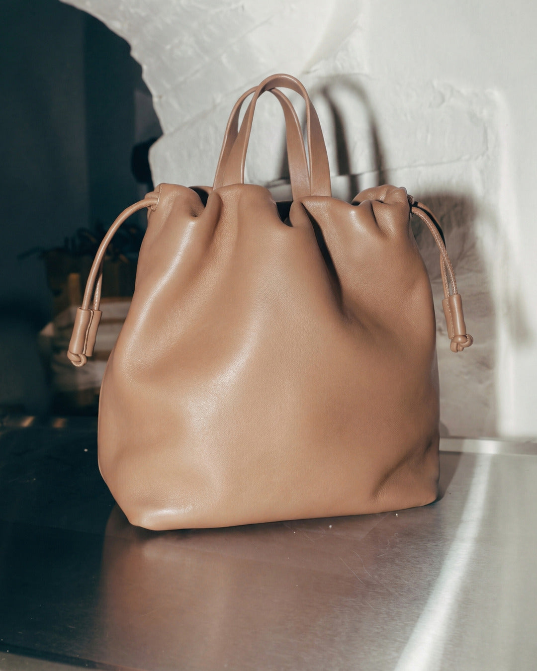 ÁNGELA · Bolso bombonera en piel Arena Oscuro Hidro · Labienhecha