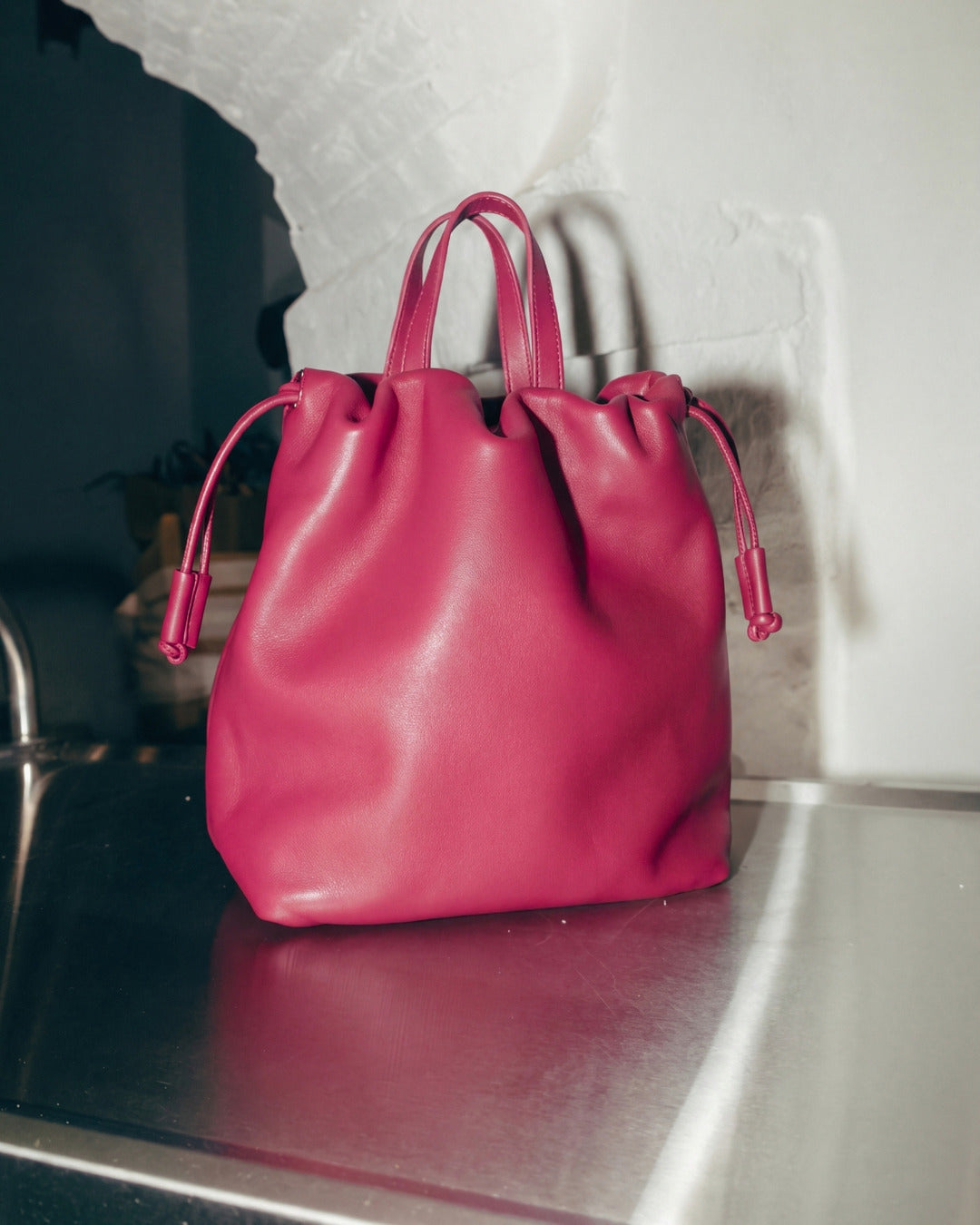 ÁNGELA · Bolso bombonera en piel Fresa Hidro · Labienhecha