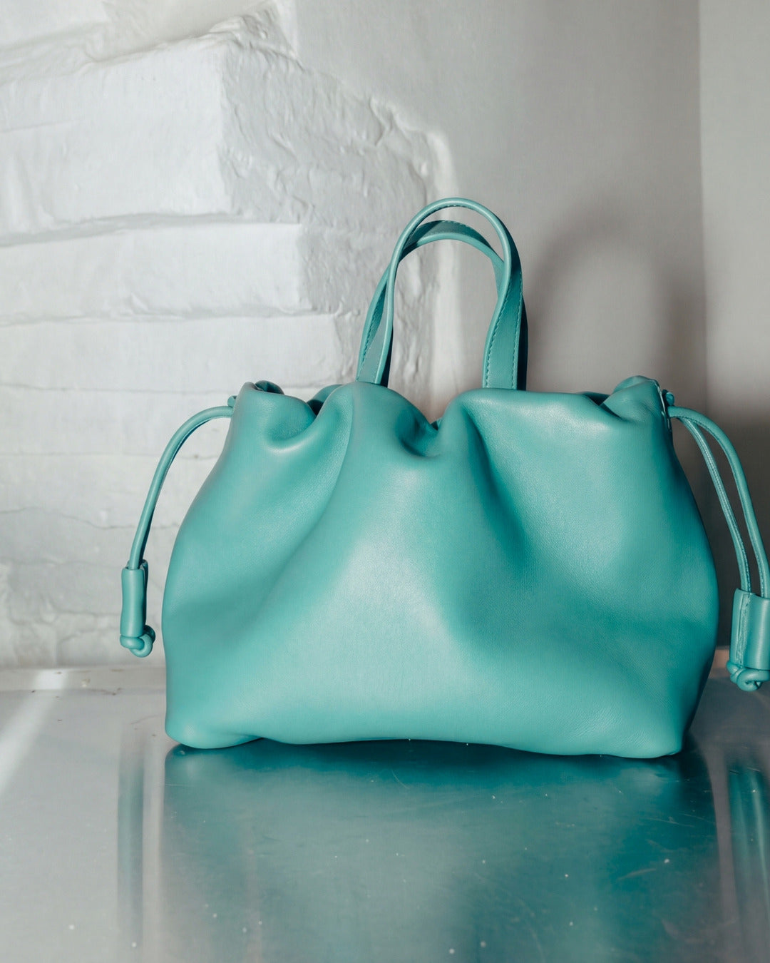 ANGELINES · Bolso bombonera en piel Aguamarina Hidro · Labienhecha