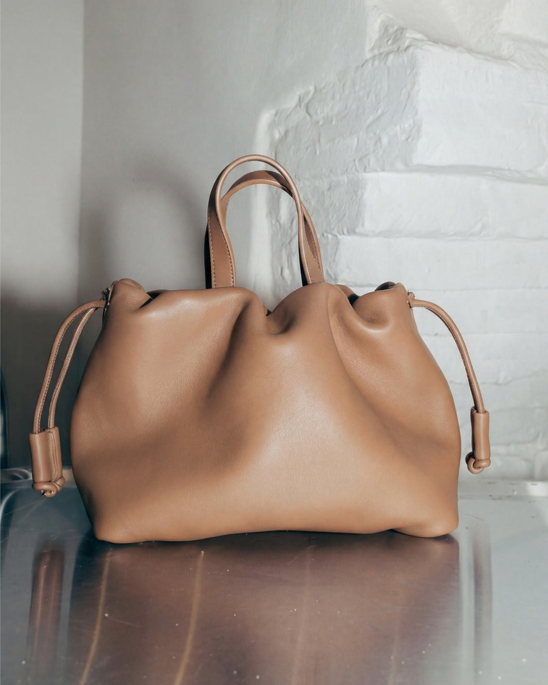 ANGELINES · Bolso bombonera en piel Arena Oscuro Hidro · Labienhecha