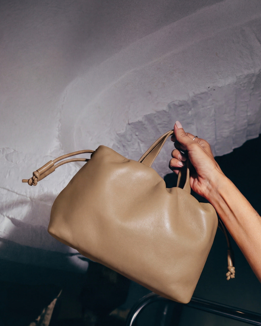ANGELINES · Bolso bombonera en piel Arena Oscuro Hidro · Labienhecha