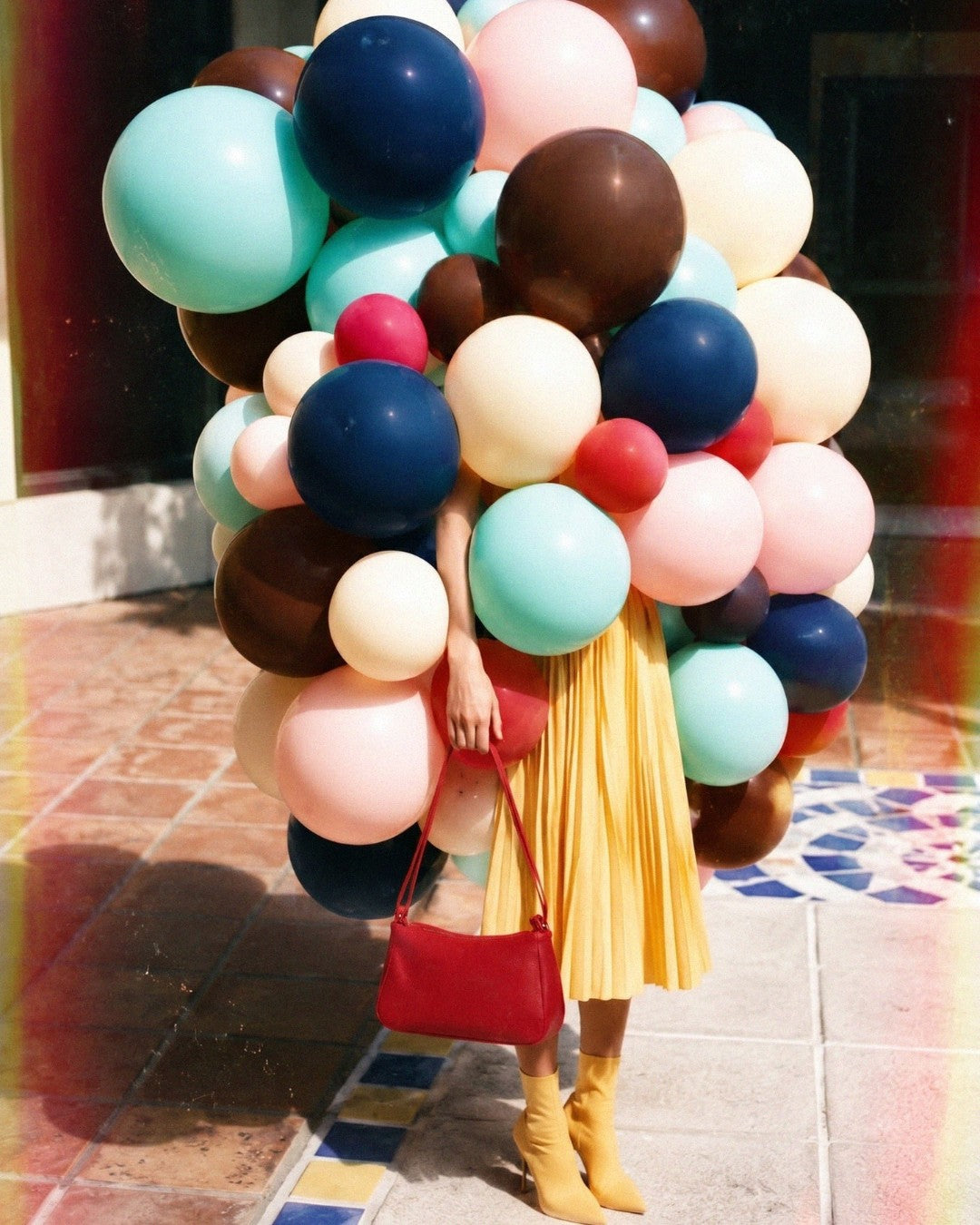 Bolso Alma rojo de piel de Labienhecha entre globos de colores