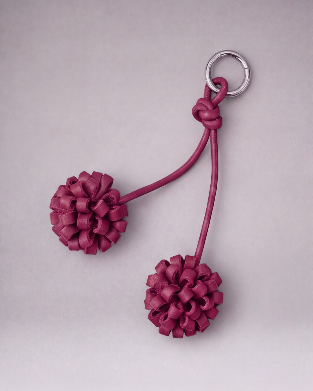 Charm y llavero - Pompón en piel frambuesa — Labienhecha
