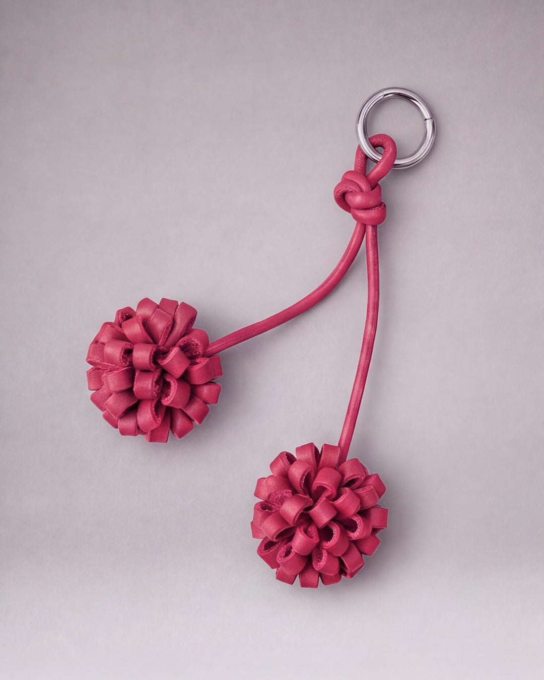 Charm y llavero - Pompón en piel fresa — Labienhecha