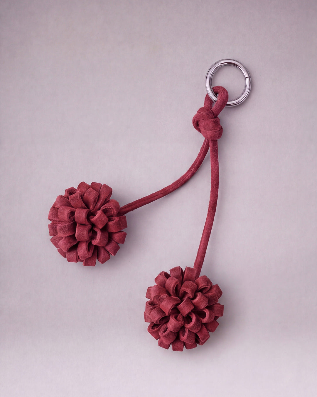 Charm y llavero - Pompón en serraje frambuesa — Labienhecha