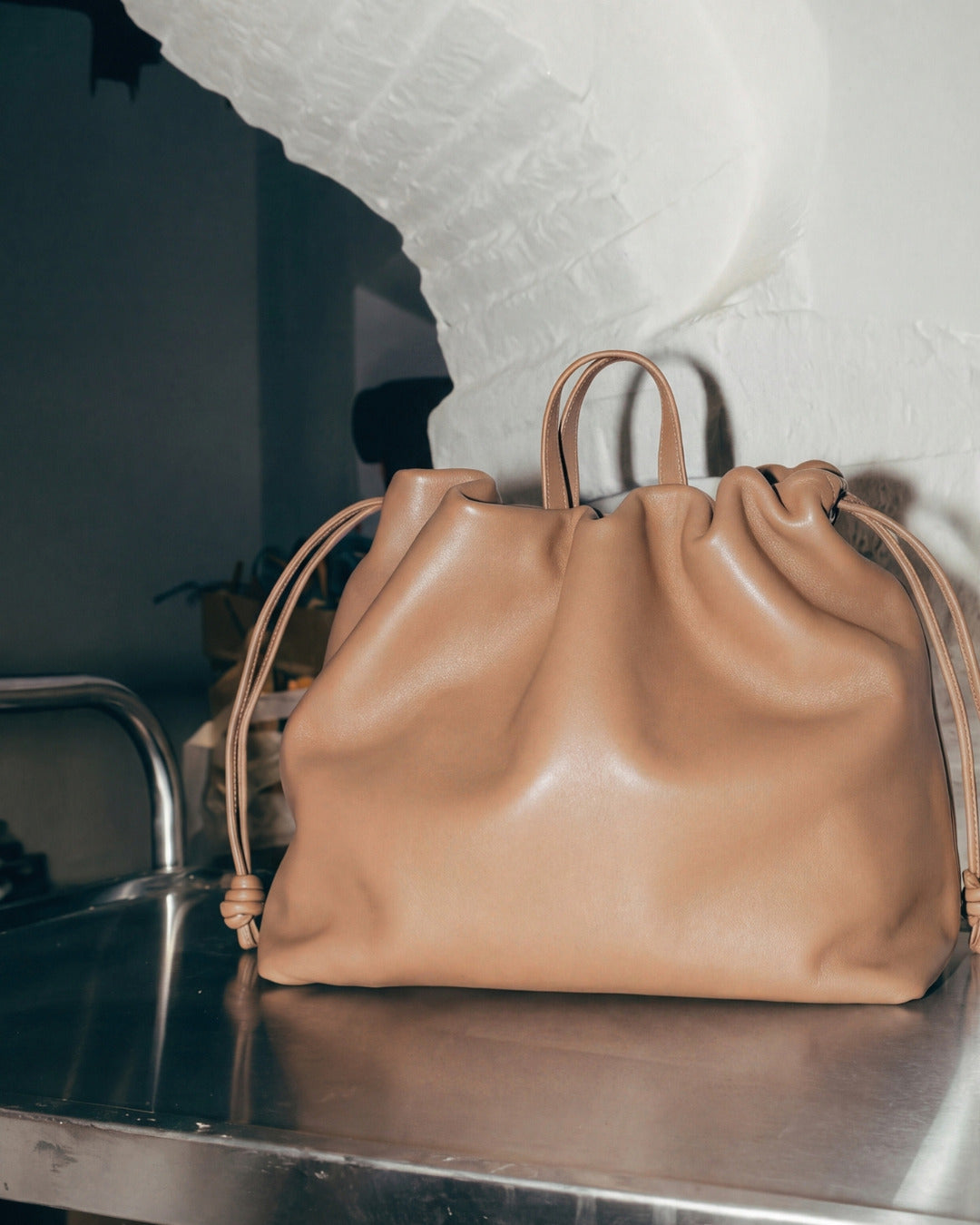 DOÑA ÁNGELA · Bolso bombonera en piel Arena Oscuro Hidro · Labienhecha