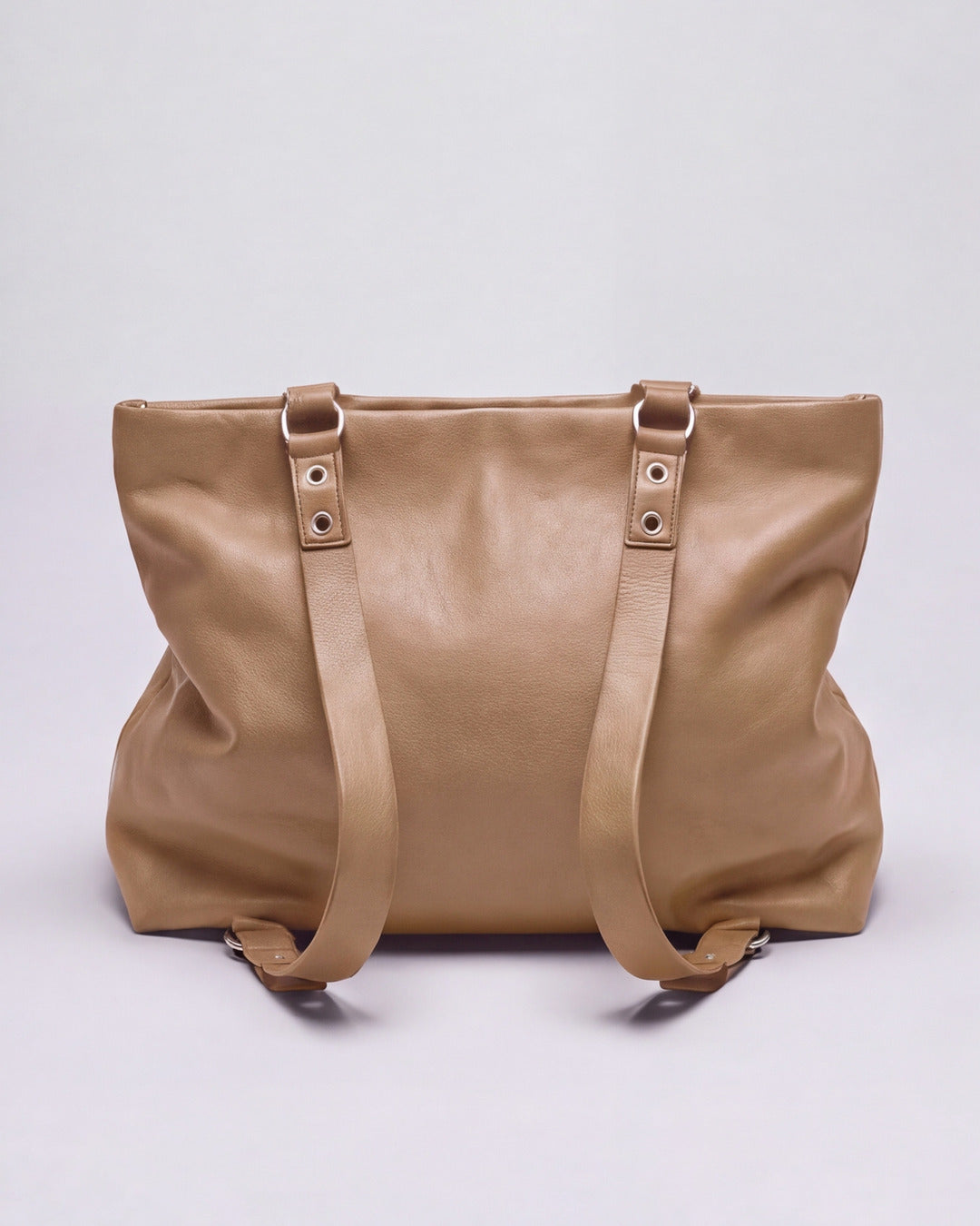 Doña Dolores - Mochila maletín XL en piel arena oscuro — Labienhecha