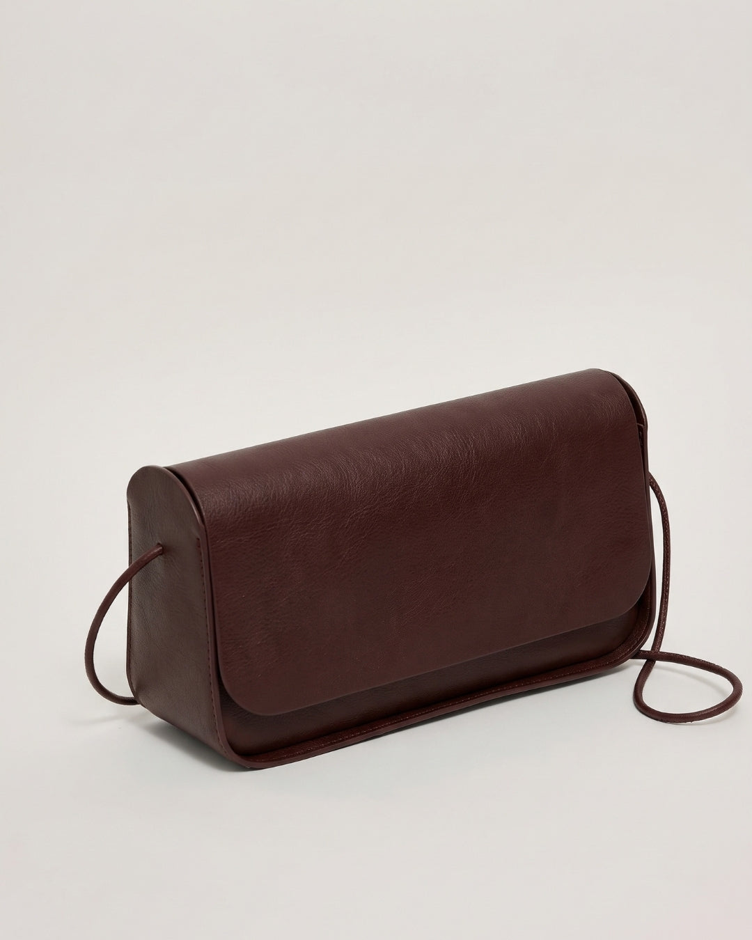 Antonina en piel Chocolate · bolso con solapa de piel de curtición vegetal, hecho a mano en Málaga · Labienhecha