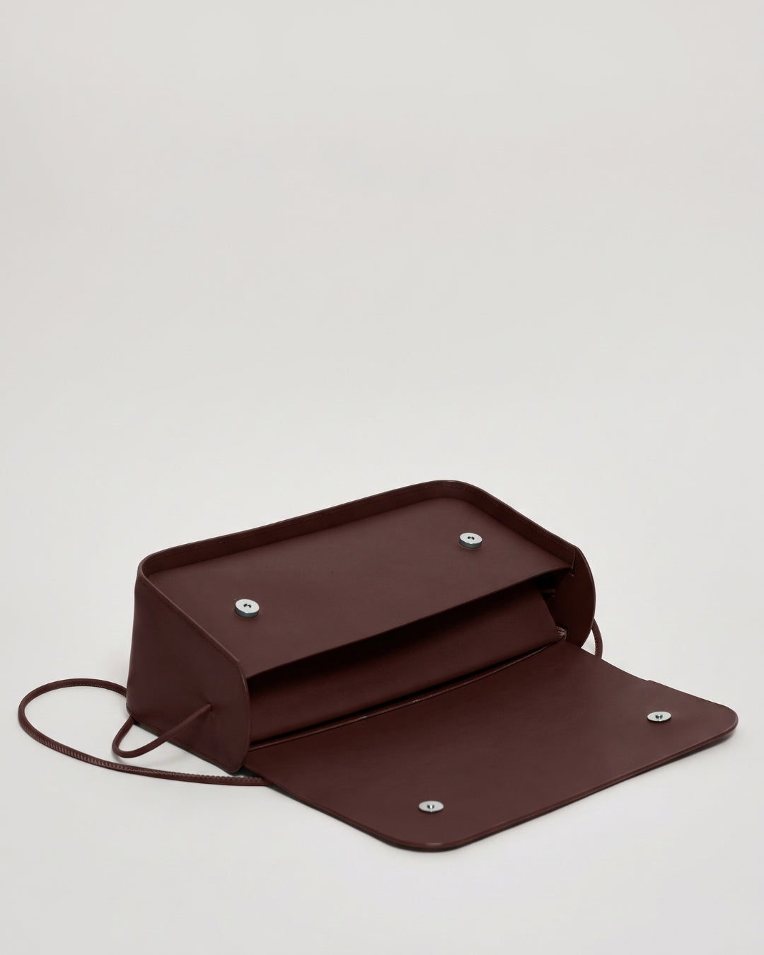 Antonina en piel Chocolate · bolso con solapa de piel de curtición vegetal, hecho a mano en Málaga · Labienhecha