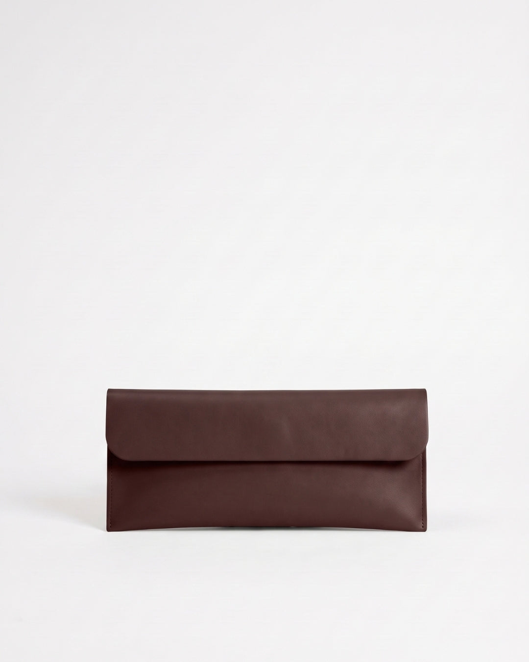 Antonina en piel Chocolate · bolso con solapa de piel de curtición vegetal, hecho a mano en Málaga · Labienhecha