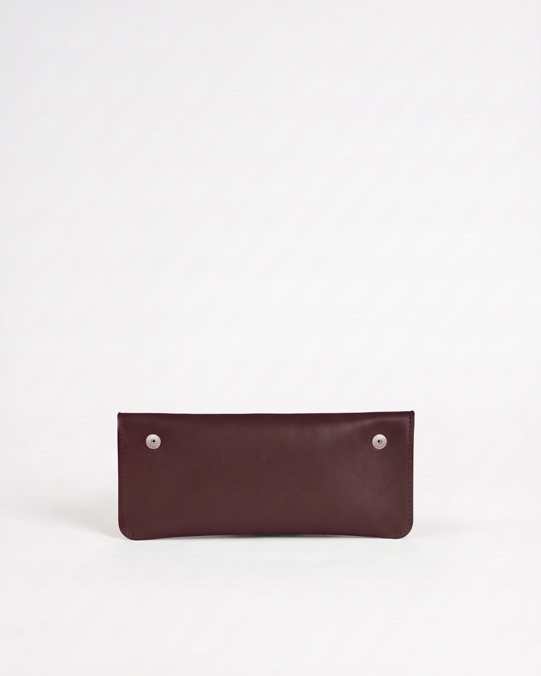 Antonina en piel Chocolate · bolso con solapa de piel de curtición vegetal, hecho a mano en Málaga · Labienhecha