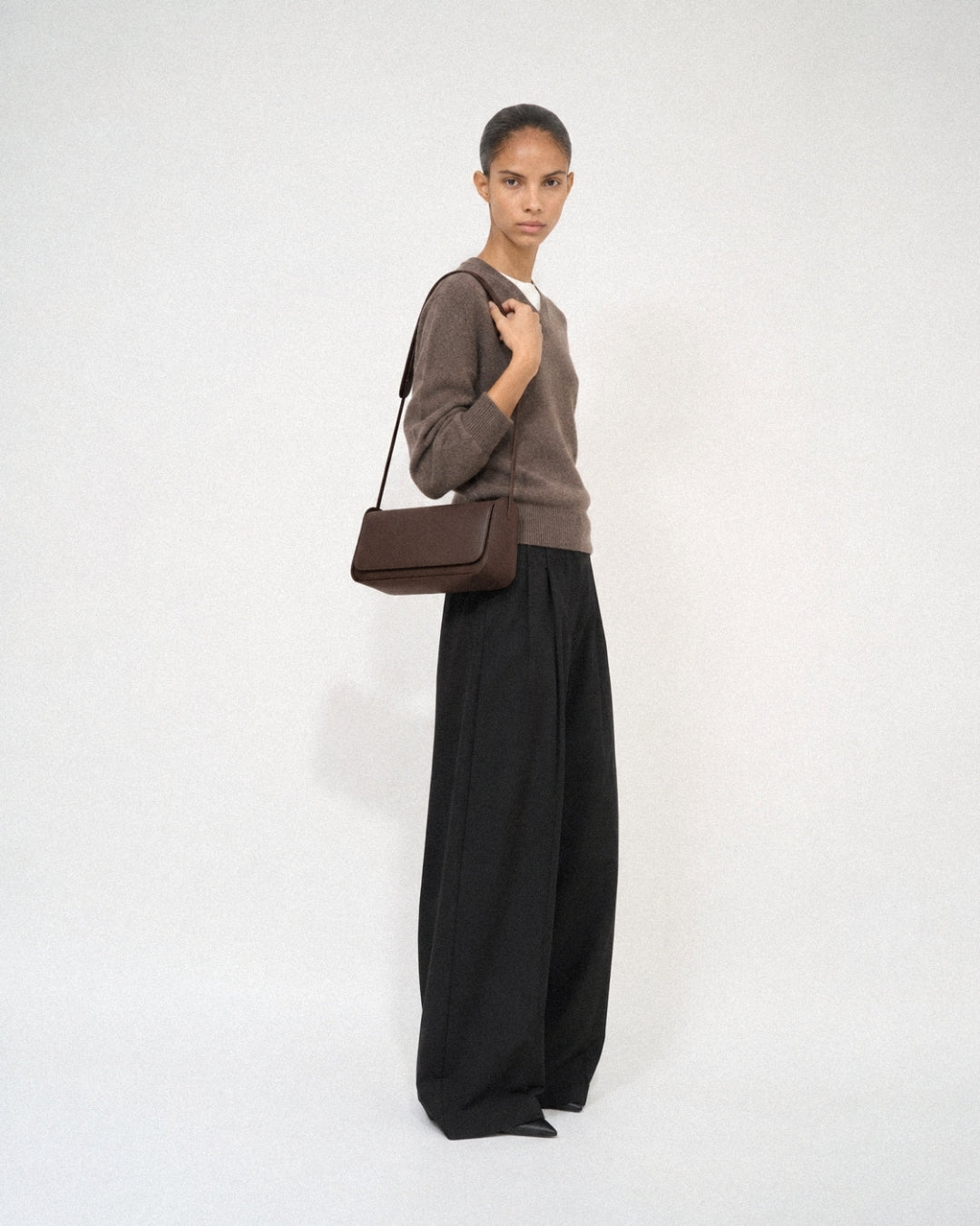 Antonina en piel Chocolate · bolso con solapa de piel de curtición vegetal, hecho a mano en Málaga · Labienhecha