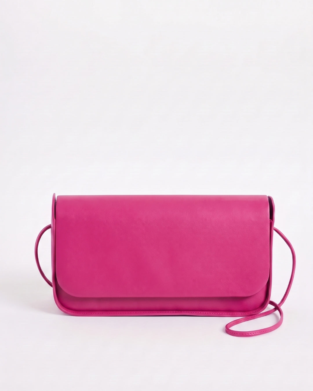 Antonina en piel Fresa · bolso con solapa de piel de curtición vegetal, hecho a mano en Málaga · Labienhecha