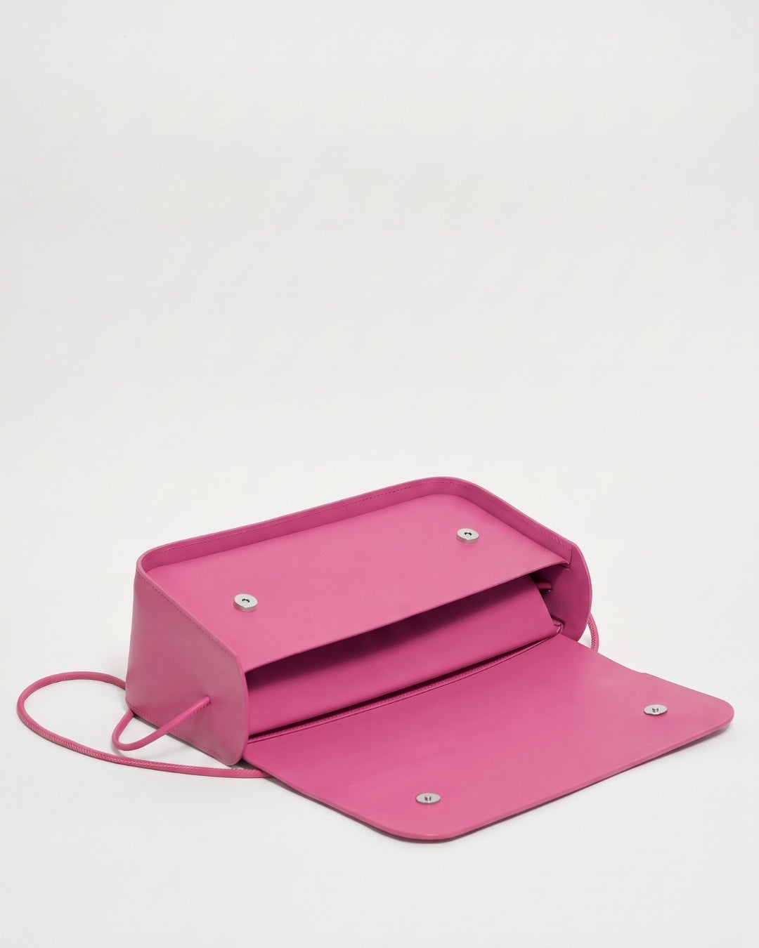 Antonina en piel Fresa · bolso con solapa de piel de curtición vegetal, hecho a mano en Málaga · Labienhecha