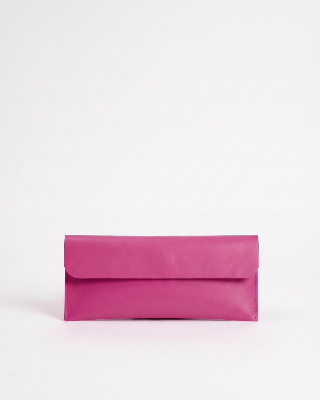Antonina en piel Fresa · bolso con solapa de piel de curtición vegetal, hecho a mano en Málaga · Labienhecha