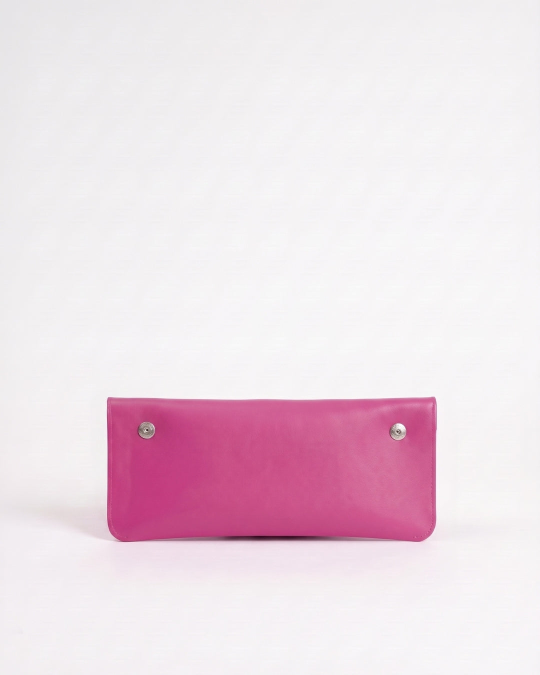 Antonina en piel Fresa · bolso con solapa de piel de curtición vegetal, hecho a mano en Málaga · Labienhecha