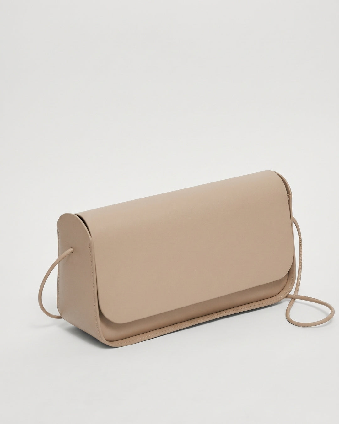 Antonina en piel Gris Perla · bolso con solapa de piel de curtición vegetal, hecho a mano en Málaga · Labienhecha