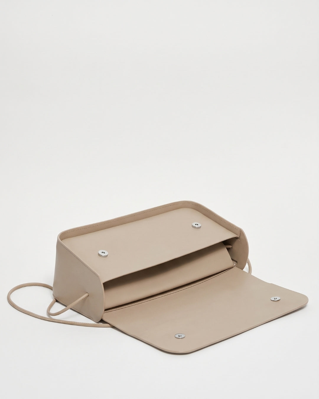 Antonina en piel Gris Perla · bolso con solapa de piel de curtición vegetal, hecho a mano en Málaga · Labienhecha