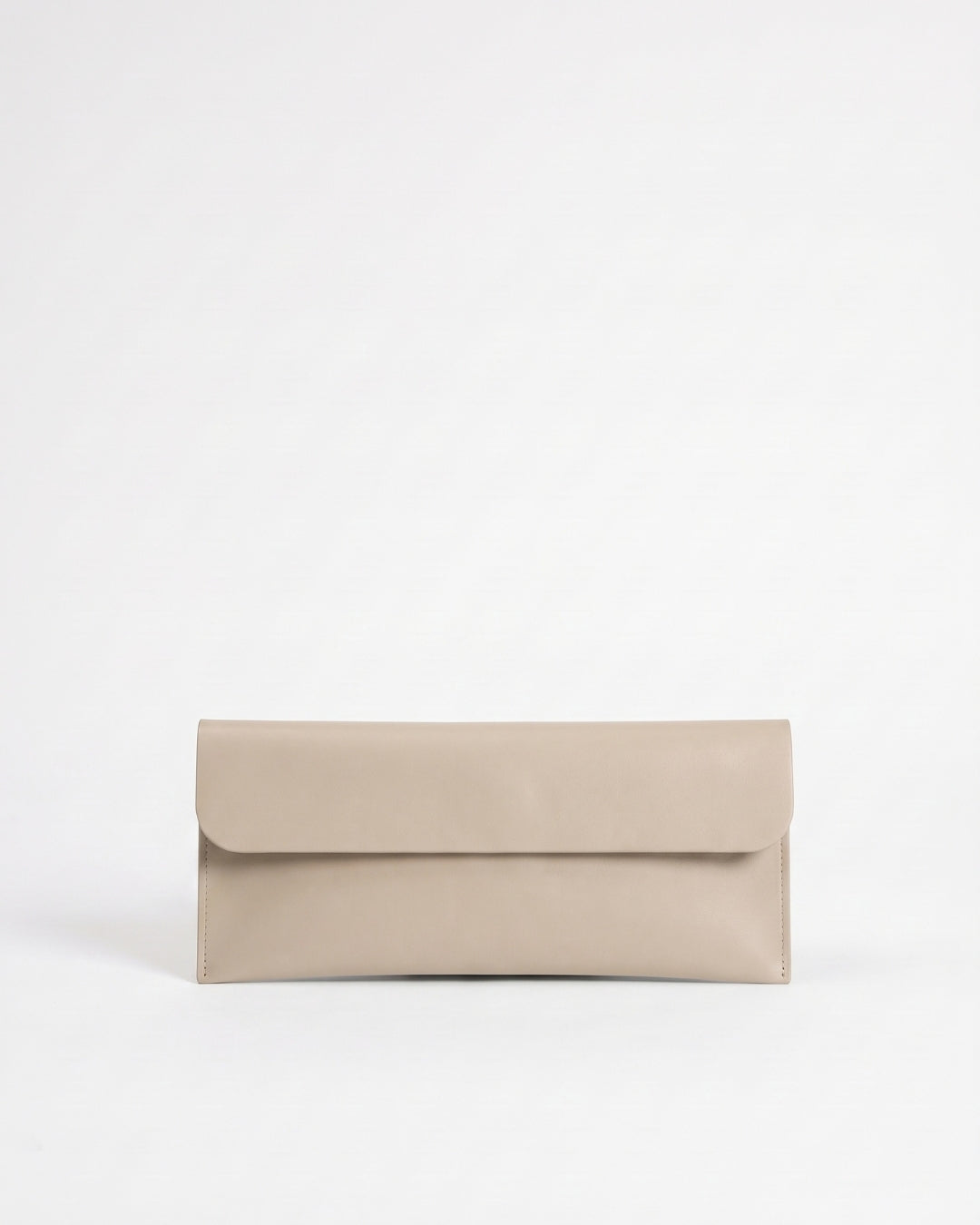 Antonina en piel Gris Perla · bolso con solapa de piel de curtición vegetal, hecho a mano en Málaga · Labienhecha