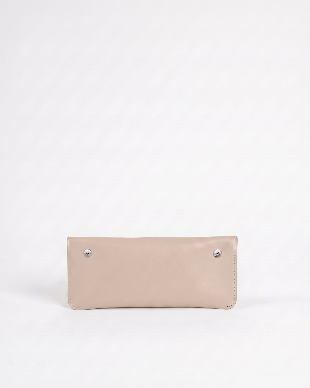 Antonina en piel Gris Perla · bolso con solapa de piel de curtición vegetal, hecho a mano en Málaga · Labienhecha