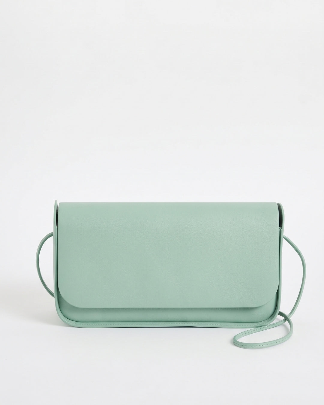 Antonina en piel Jade · bolso con solapa de piel de curtición vegetal, hecho a mano en Málaga · Labienhecha