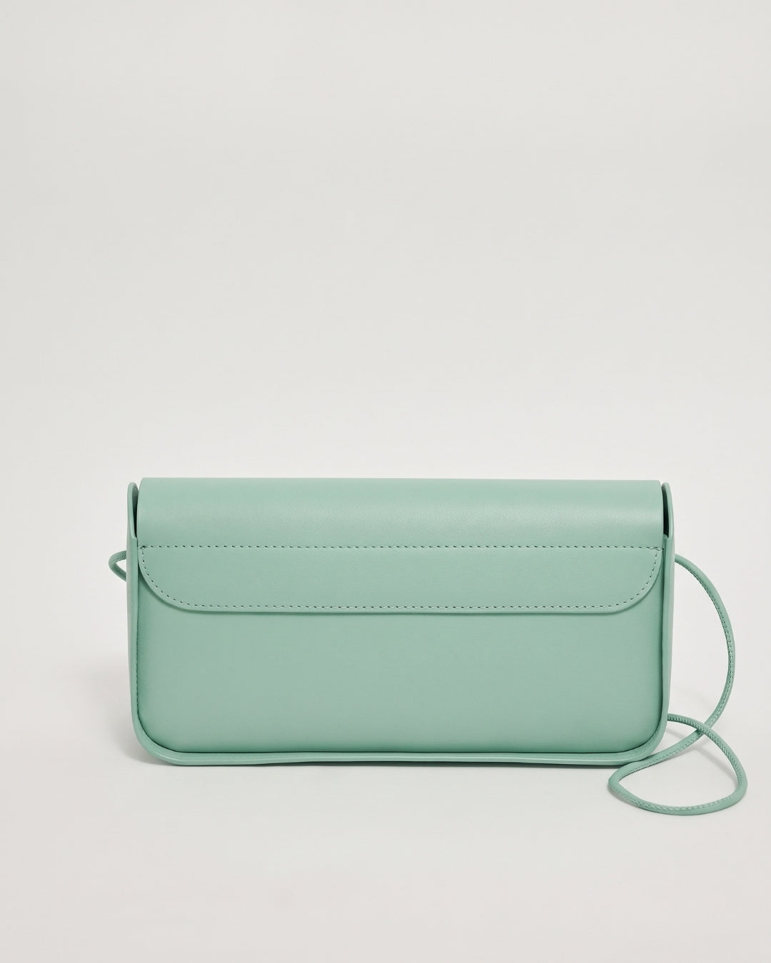 Antonina en piel Jade · bolso con solapa de piel de curtición vegetal, hecho a mano en Málaga · Labienhecha