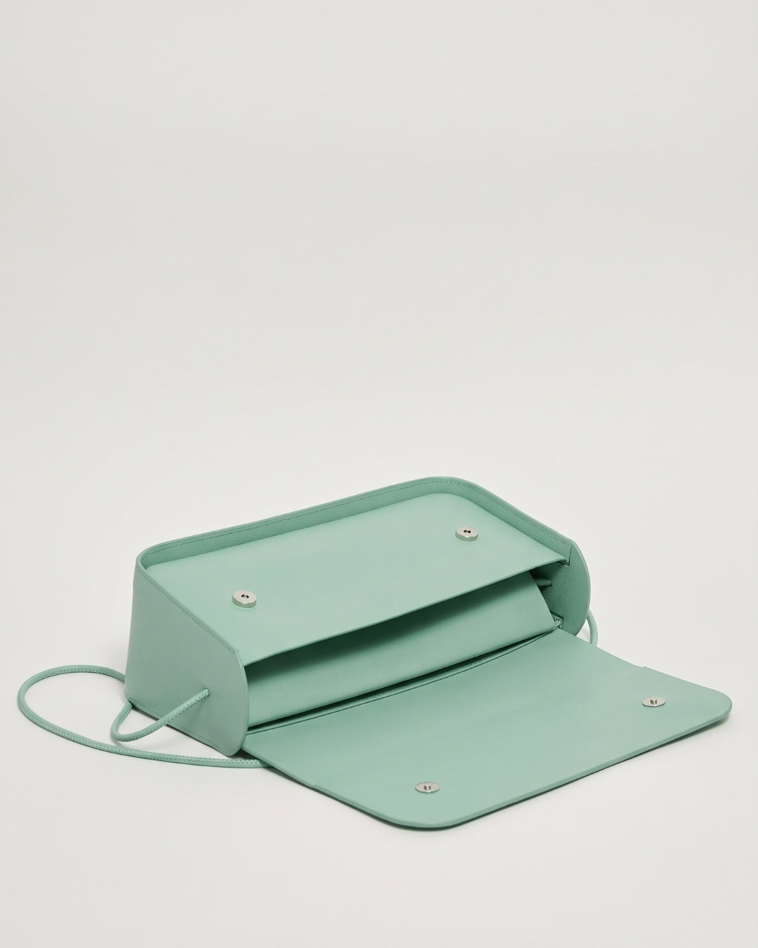 Antonina en piel Jade · bolso con solapa de piel de curtición vegetal, hecho a mano en Málaga · Labienhecha