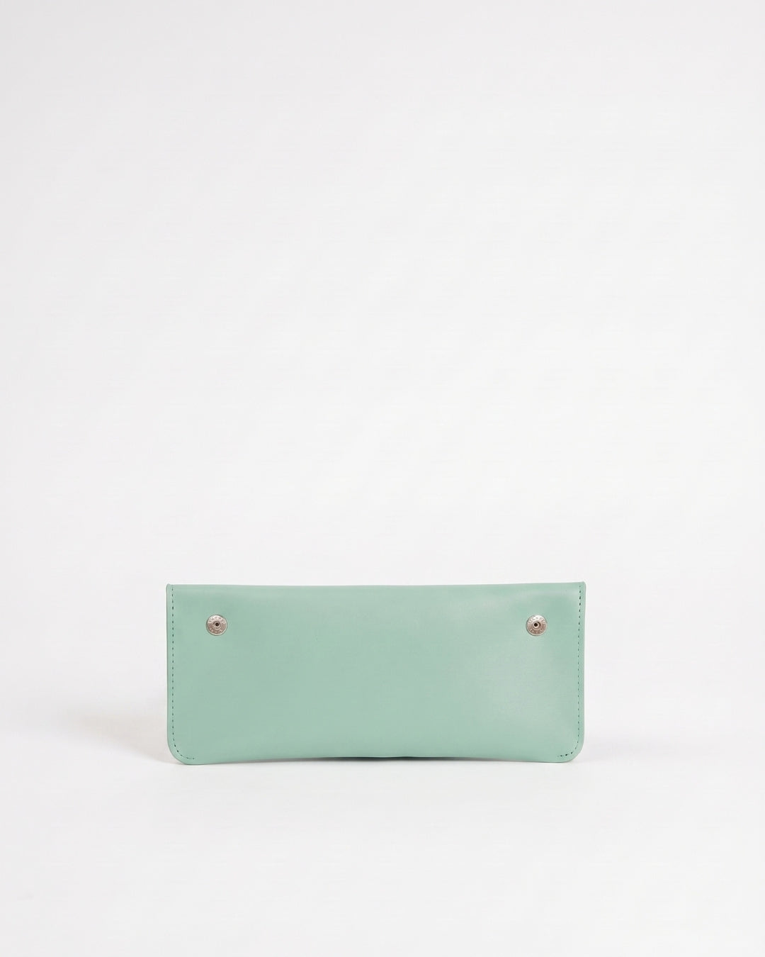 Antonina en piel Jade · bolso con solapa de piel de curtición vegetal, hecho a mano en Málaga · Labienhecha