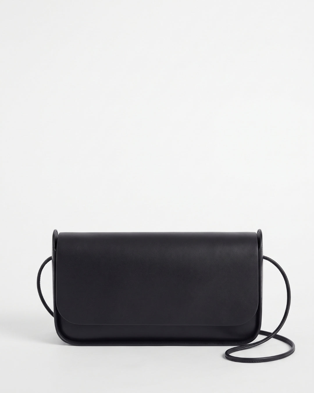 Antonina en piel Negro · bolso con solapa de piel de curtición vegetal, hecho a mano en Málaga · Labienhecha