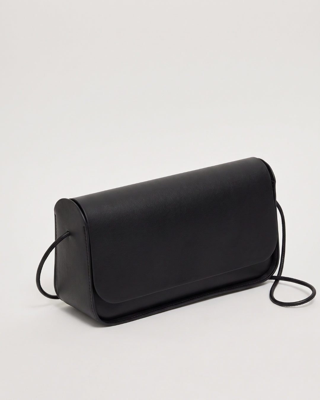 Antonina en piel Negro · bolso con solapa de piel de curtición vegetal, hecho a mano en Málaga · Labienhecha