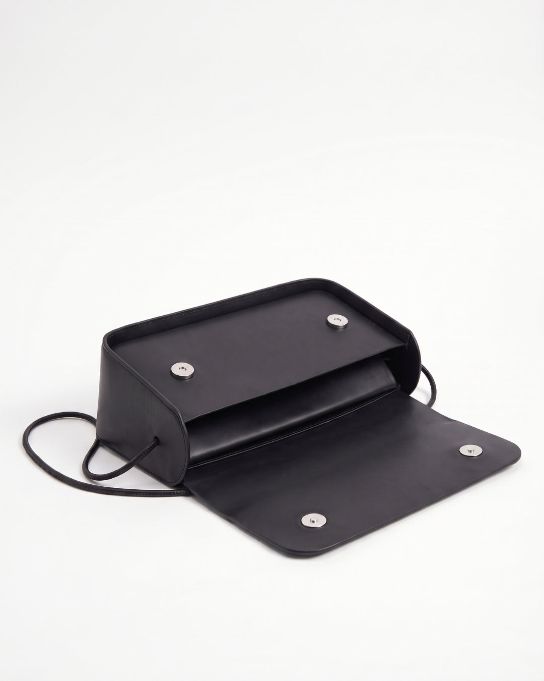 Antonina en piel Negro · bolso con solapa de piel de curtición vegetal, hecho a mano en Málaga · Labienhecha