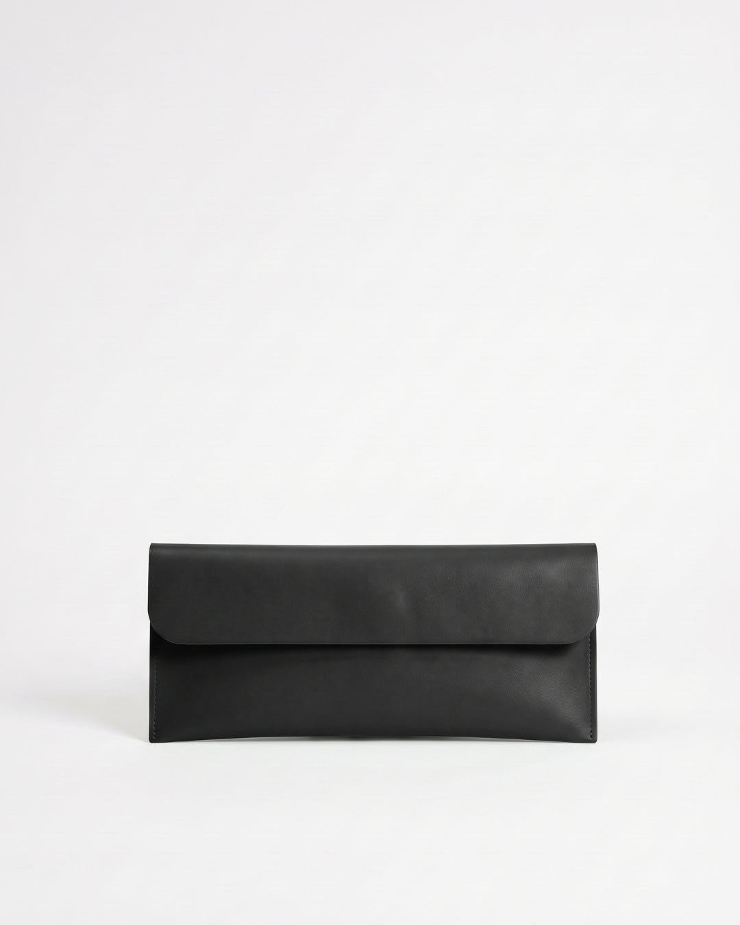 Antonina en piel Negro · bolso con solapa de piel de curtición vegetal, hecho a mano en Málaga · Labienhecha