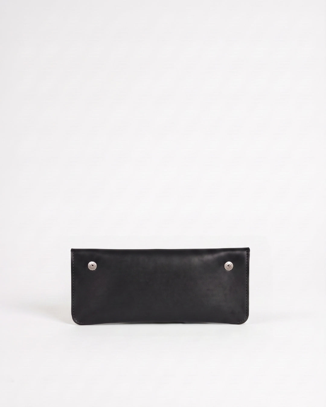 Antonina en piel Negro · bolso con solapa de piel de curtición vegetal, hecho a mano en Málaga · Labienhecha