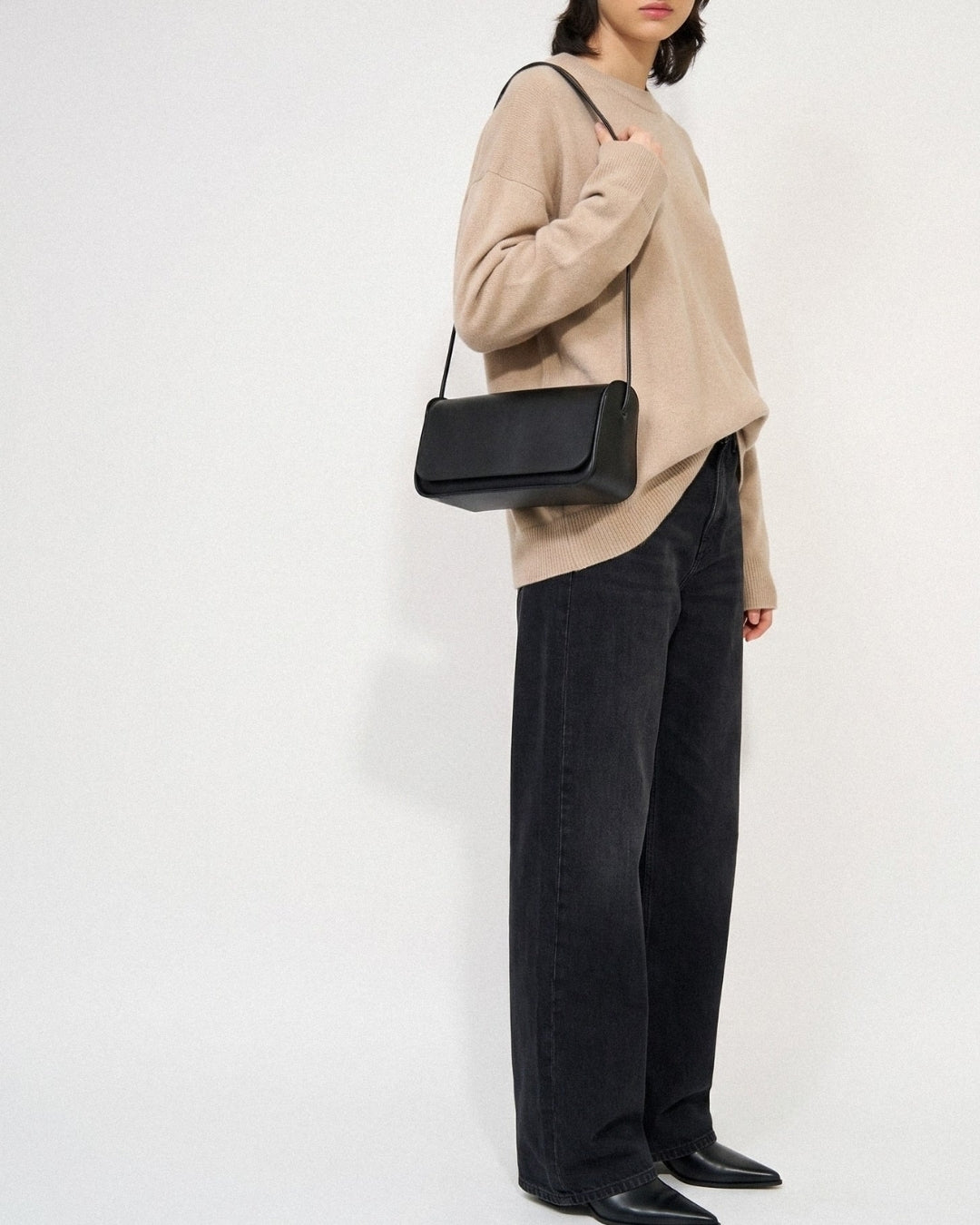 Antonina en piel Negro · bolso con solapa de piel de curtición vegetal, hecho a mano en Málaga · Labienhecha