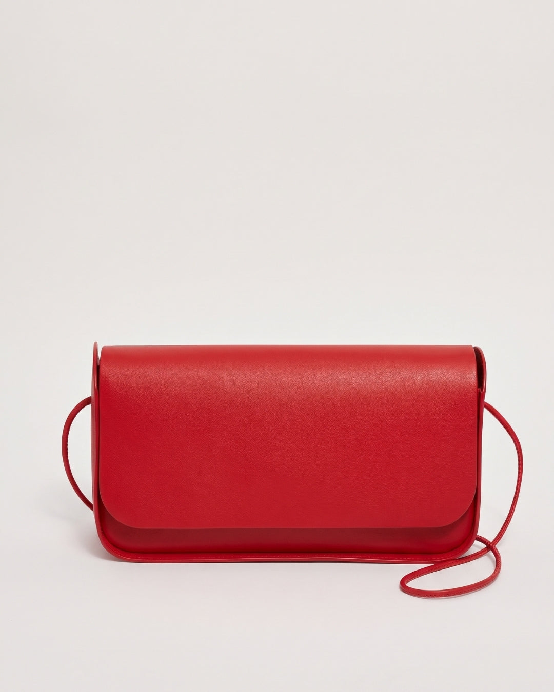 Antonina en piel Rojo · bolso con solapa de piel de curtición vegetal, hecho a mano en Málaga · Labienhecha