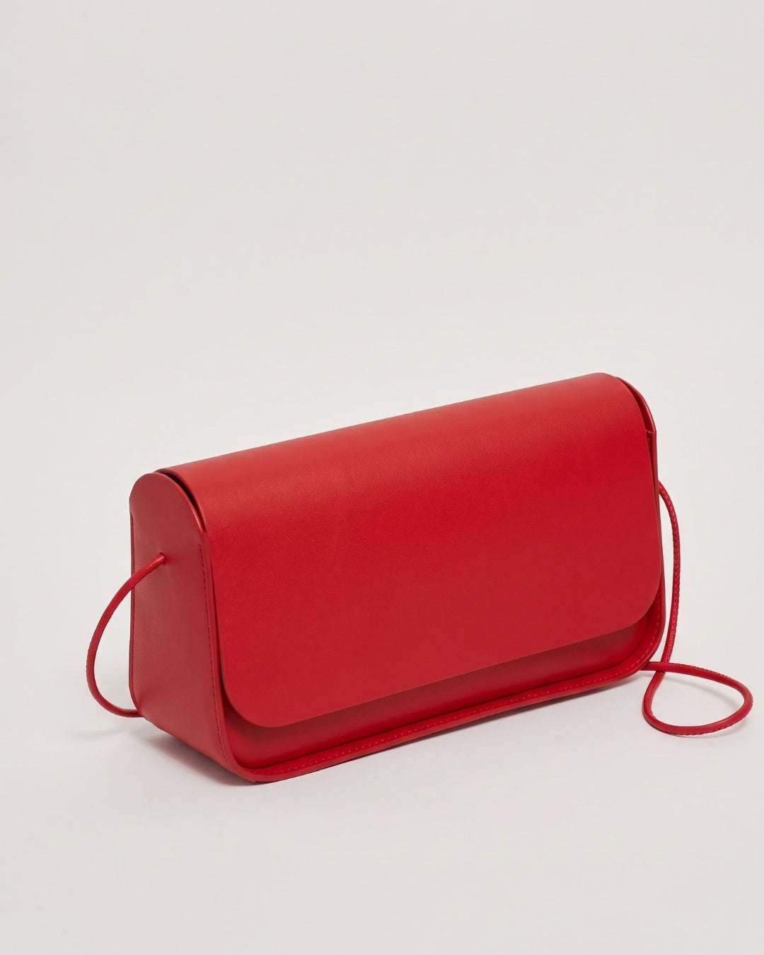 Antonina en piel Rojo · bolso con solapa de piel de curtición vegetal, hecho a mano en Málaga · Labienhecha