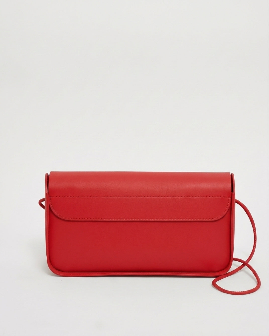 Antonina en piel Rojo · bolso con solapa de piel de curtición vegetal, hecho a mano en Málaga · Labienhecha