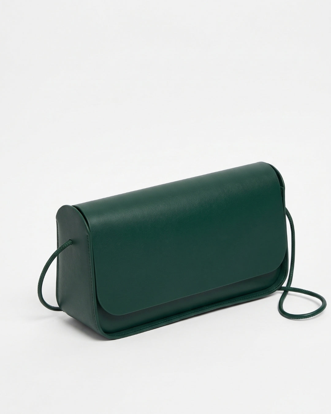 Antonina en piel Verde Esperanza · bolso con solapa de piel de curtición vegetal, hecho a mano en Málaga · Labienhecha